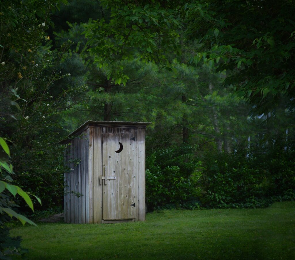 outhouse 7331708 1920 1